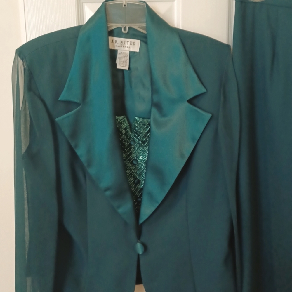 Beautiful top and skirt. Formal jade color.